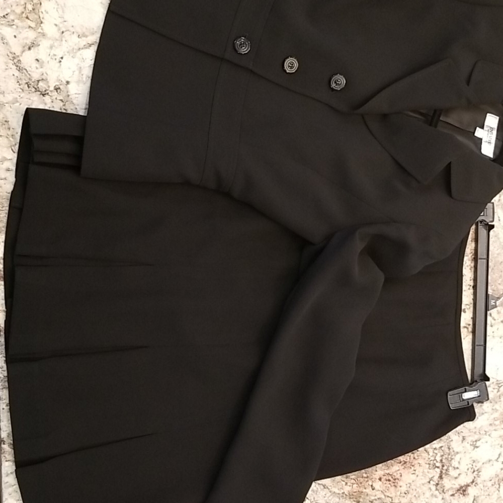 Skirt suit